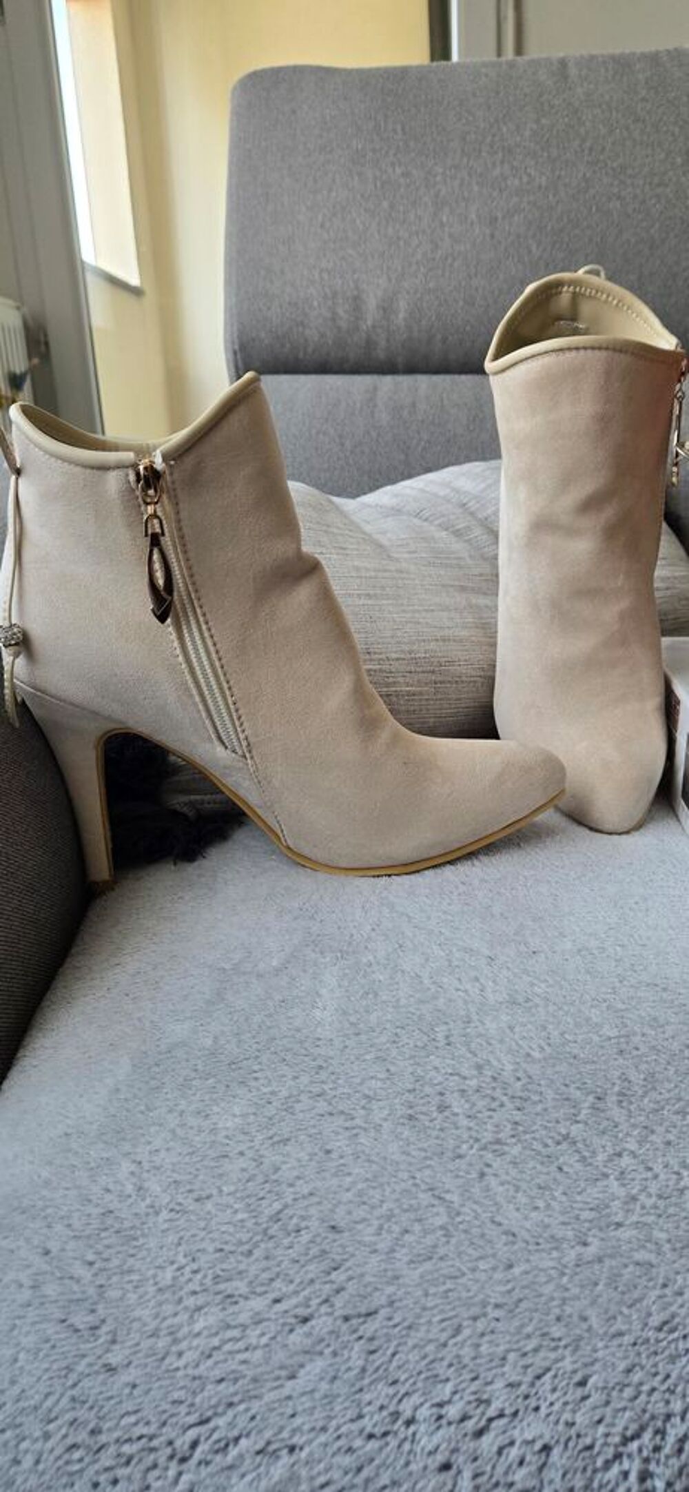 Jolies petite bottines &agrave; talons,. Chaussures