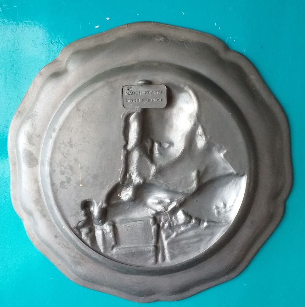  Assiette d&eacute;corative en &eacute;tain : femme effectuant des travaux manuels 