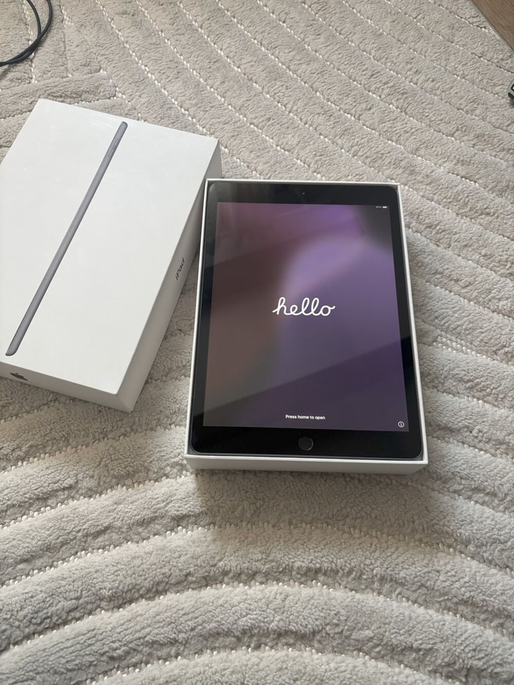 iPad g&eacute;n&eacute;ration 8 avec bo&icirc;te d'origine Téléphones et tablettes