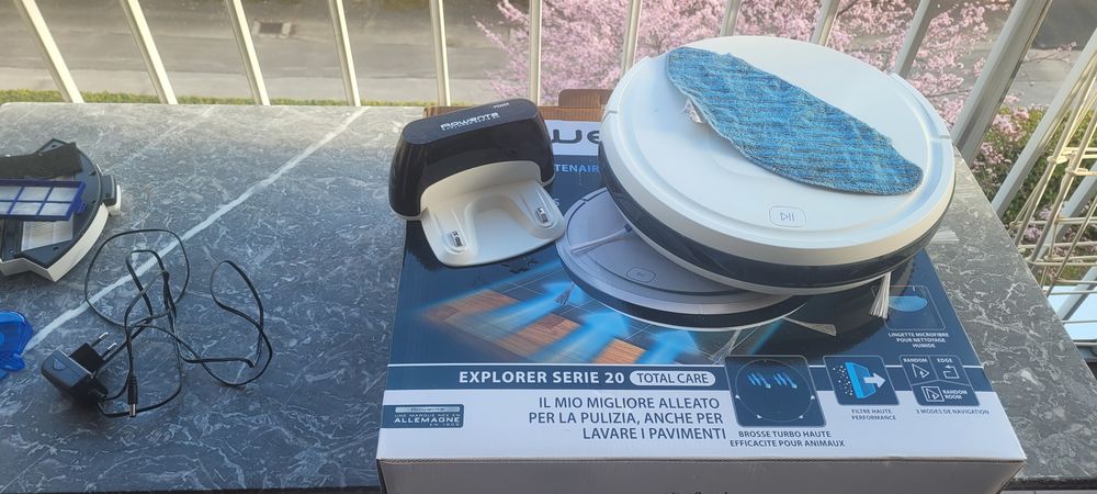 Robot aspirateur laveur de marque "serveuse" ROWENTA Electroménager