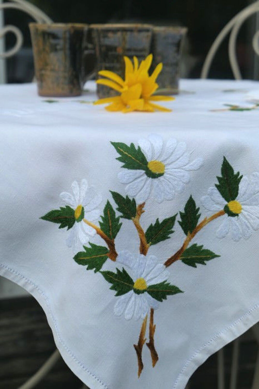 Nappe carr&eacute;e 90 cm toile coton blanc cass&eacute; brod&eacute;e de fleurs, Décoration
