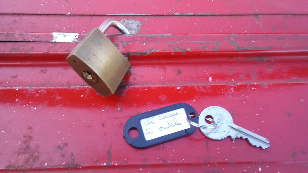 une caisse a outils remplie d'outils divers ; en bon &eacute;tat . Bricolage