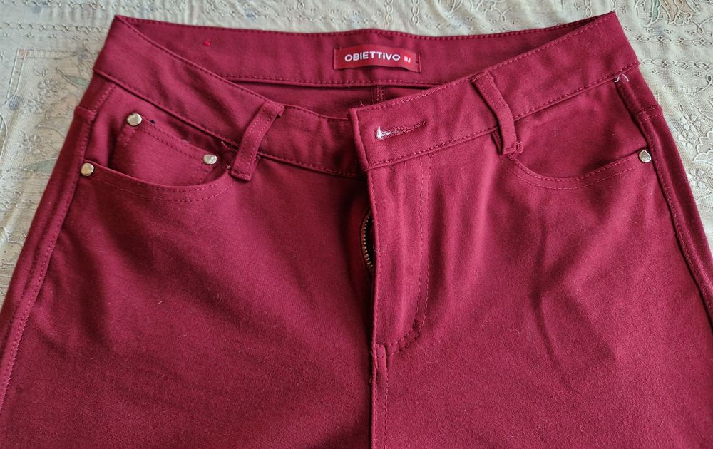 Pantalon de couleur bordeau Vêtements