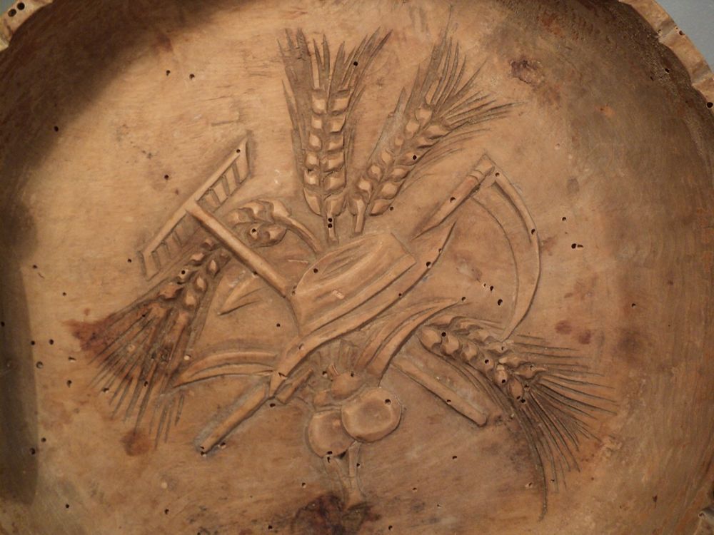 Ancien plat Bois Sculpt&eacute; Art Populaire Décoration