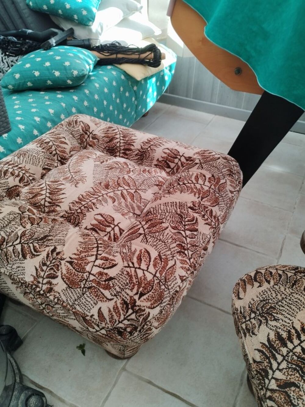 Fauteuil et Pouf assortis.
Meubles