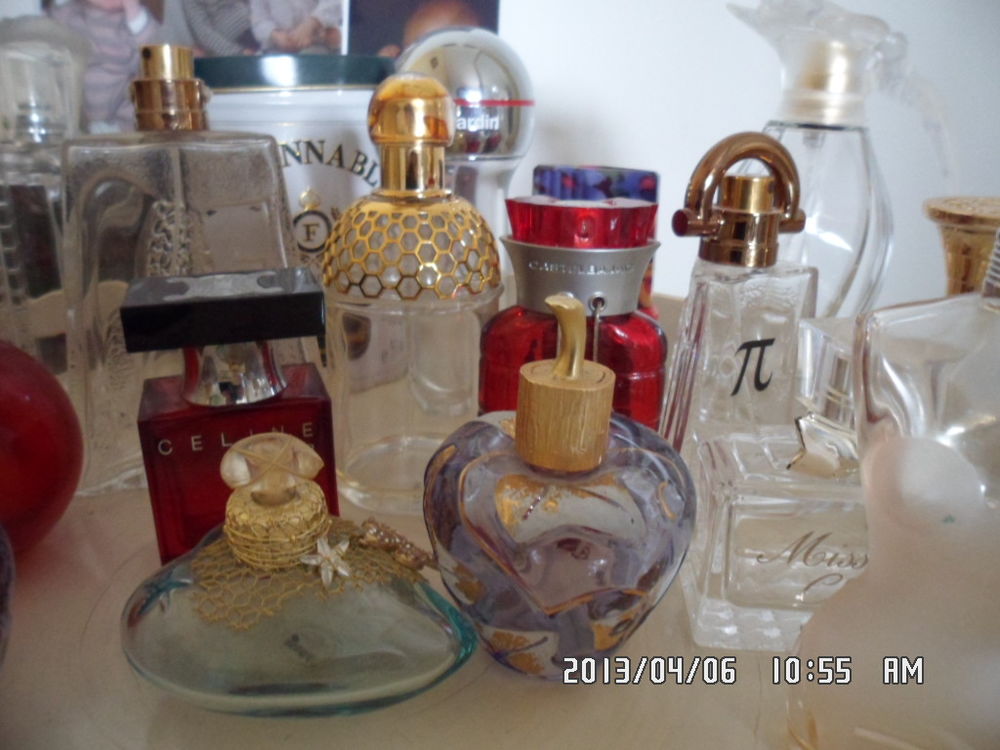 Lot de flacons de parfums vides dont certains avec bo&icirc;tes. 