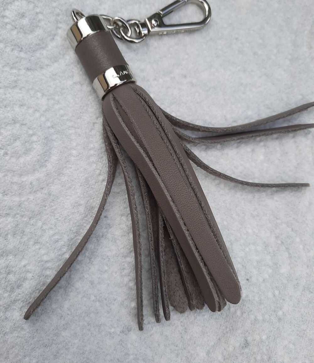 Porte clef marron taupe pompons LANCASTER &eacute;tat neuf Maroquinerie