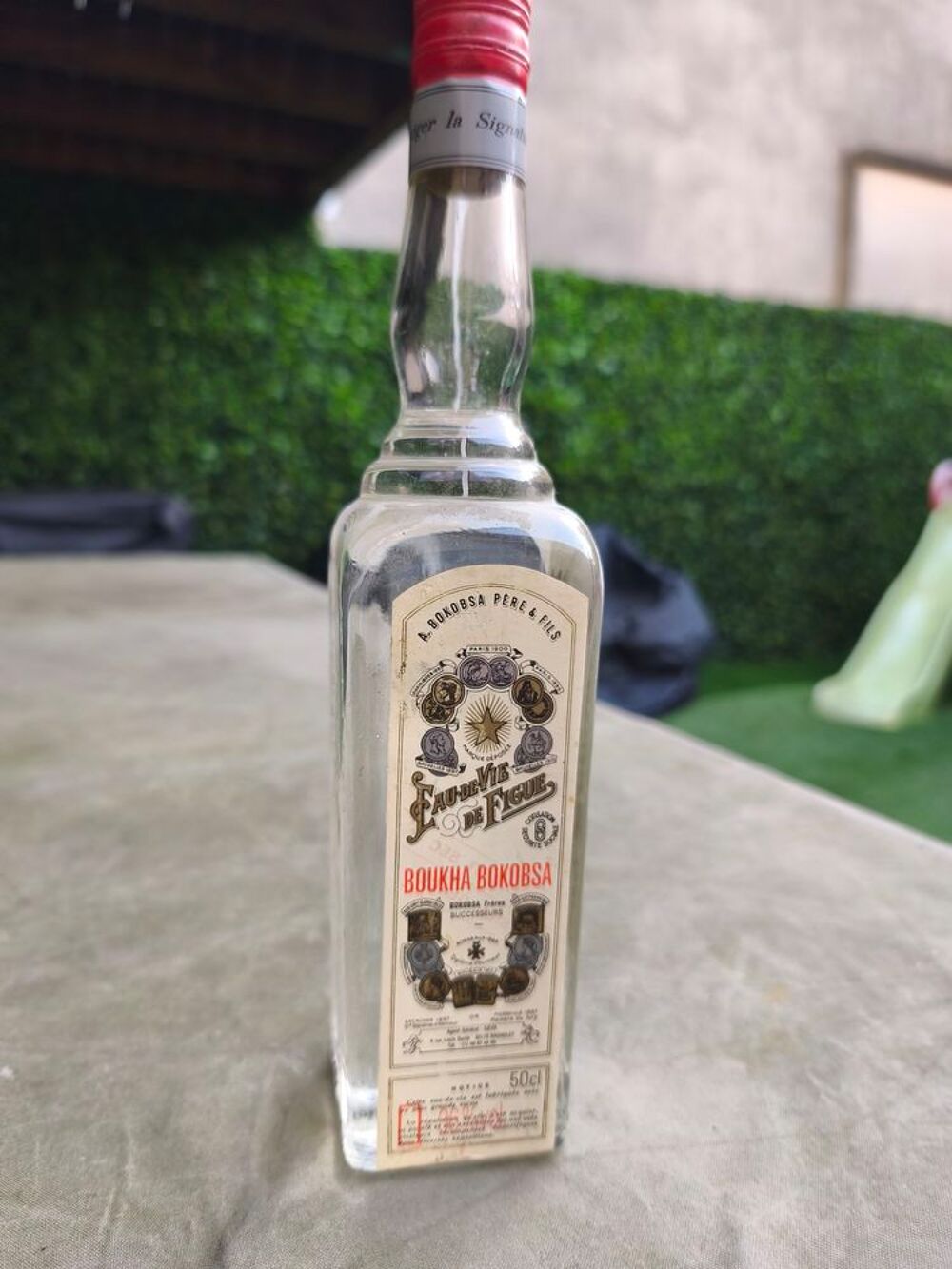 authentique bouteille de Boukha Bokobsa (Eau-de-vie) Cuisine