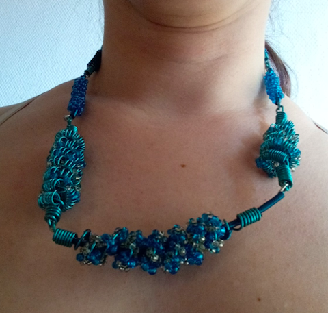 Collier bleu �lectrique m�tal torsad� et petites perles 10 Herblay (95)