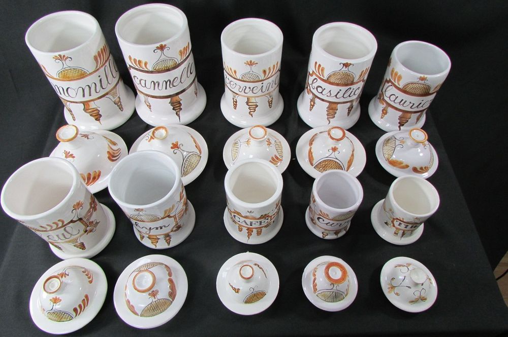 S&eacute;rie de 10 pots , &agrave; pharmacie et &agrave; &eacute;pices, en gr&eacute; &eacute;maill&eacute; Décoration