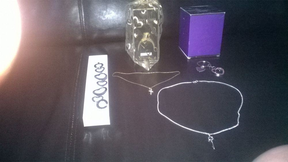 Lot bijoux et parfum le tout neuf voire photo Bijoux et montres
