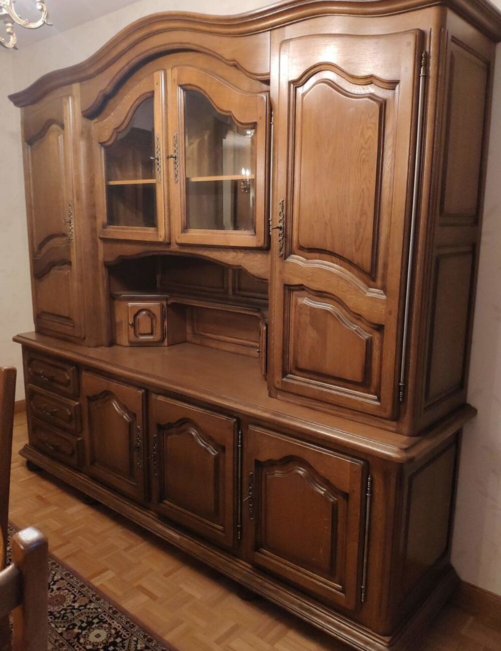 Grand buffet 2 corps bois partie vitr&eacute; parfait &eacute;tat.
Meubles