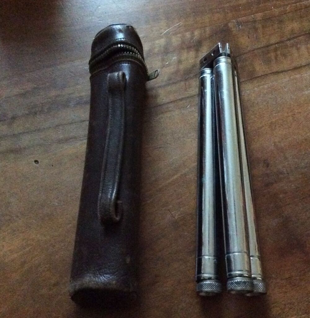 pied appareil photo ancien et sa sacoche 