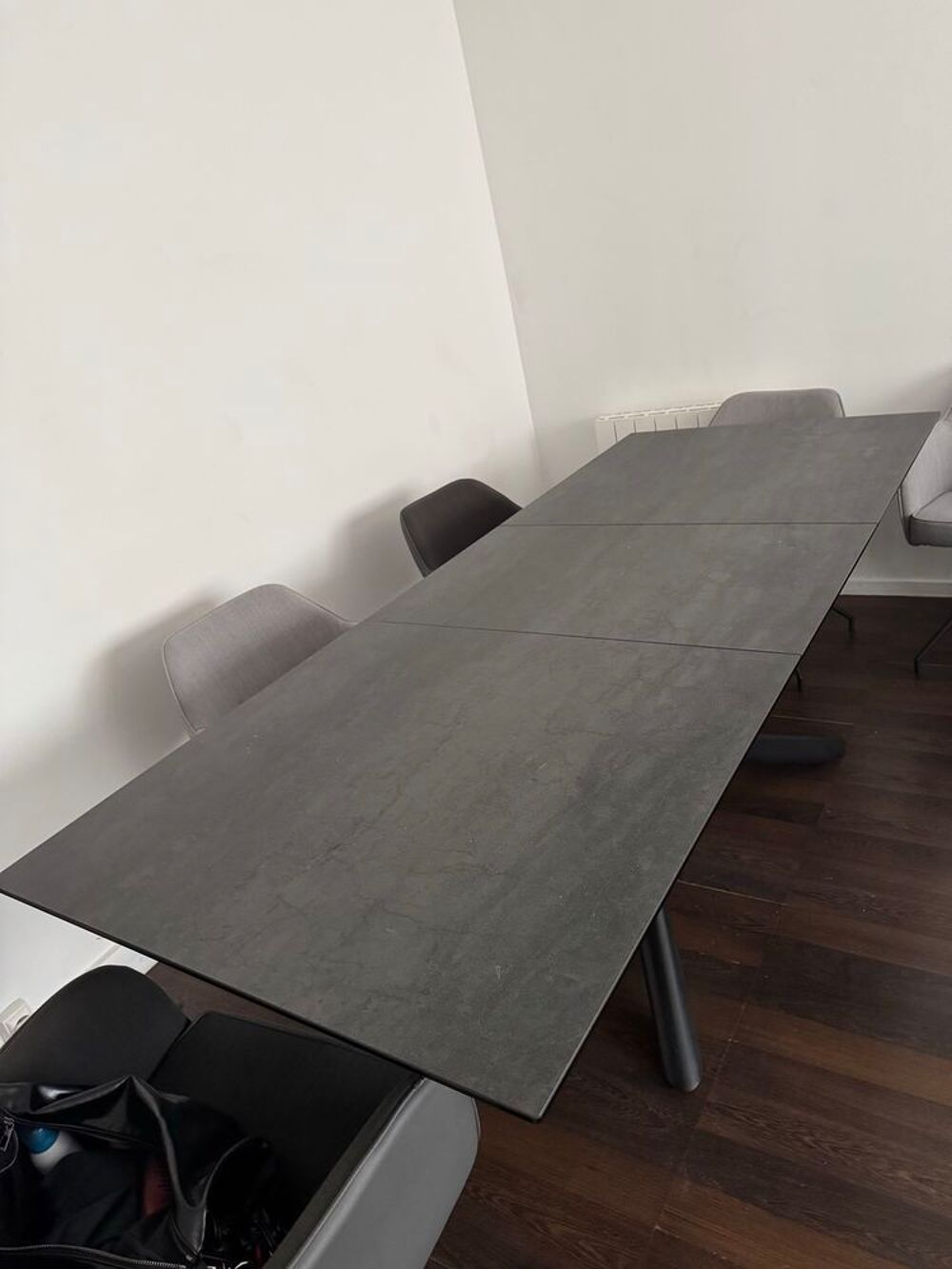 Table &agrave; manger en c&eacute;ramique extensible gris fonc&eacute; et noir pour 6 &agrave; 8 personnes Meubles