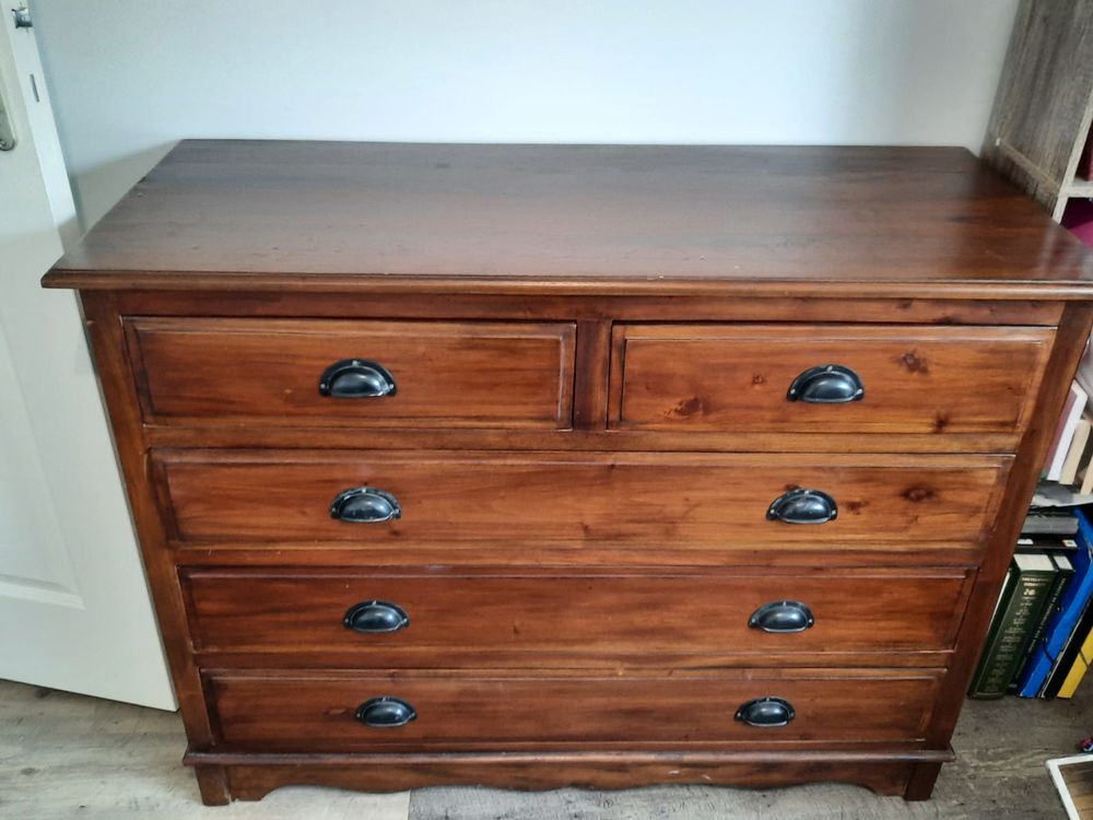 Buffet en bois massif avec 6 tiroirs.
Meubles