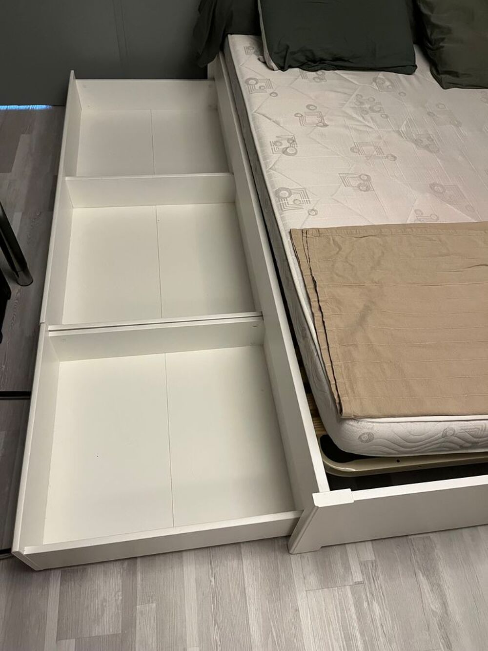 Cadre de lit blanc avec 2 tiroirs Meubles