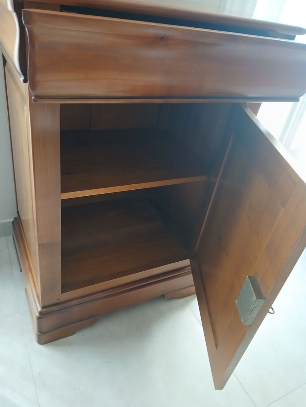 Petit meuble de style de salon ou salle &agrave; manger Meubles