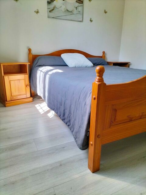 Lit en pin vernis (160)  + 2 tables de chevet 200 Mornas (84)