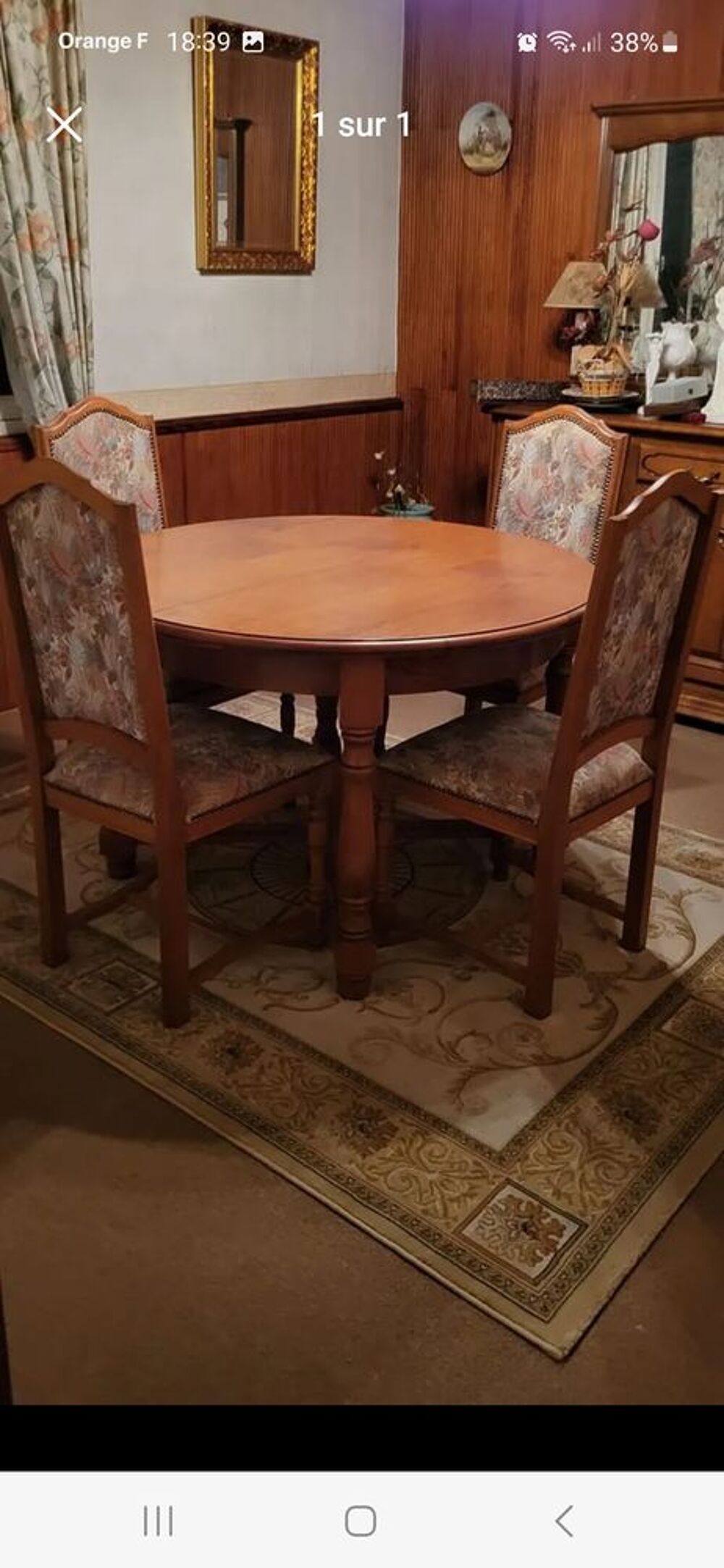 Table ronde et ses 4 chaises Meubles