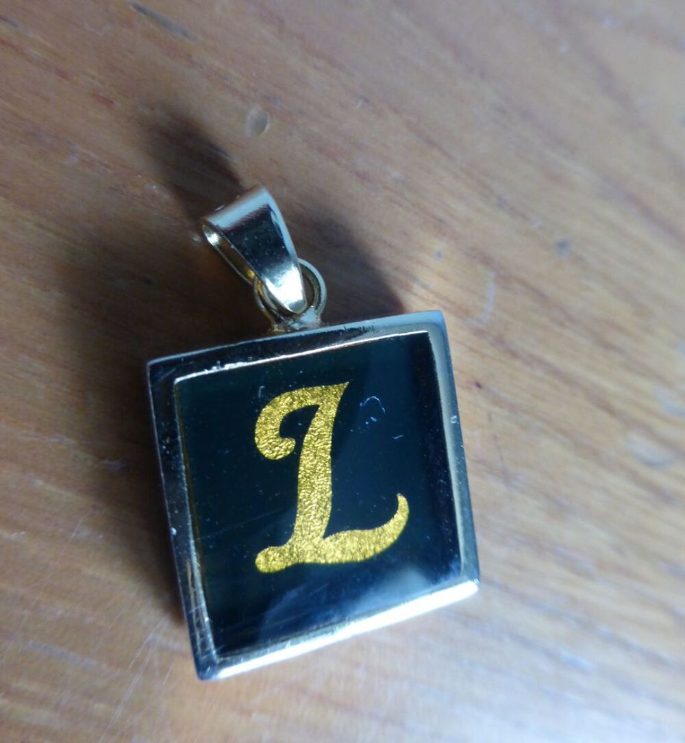 bijoux PENDENTIFS / MEDAILLES fantaisies/religieux Bijoux et montres
