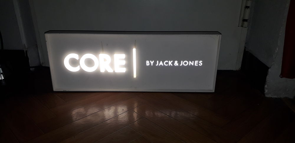 Enseigne lumineuse en acier CORE by Jack and jones 