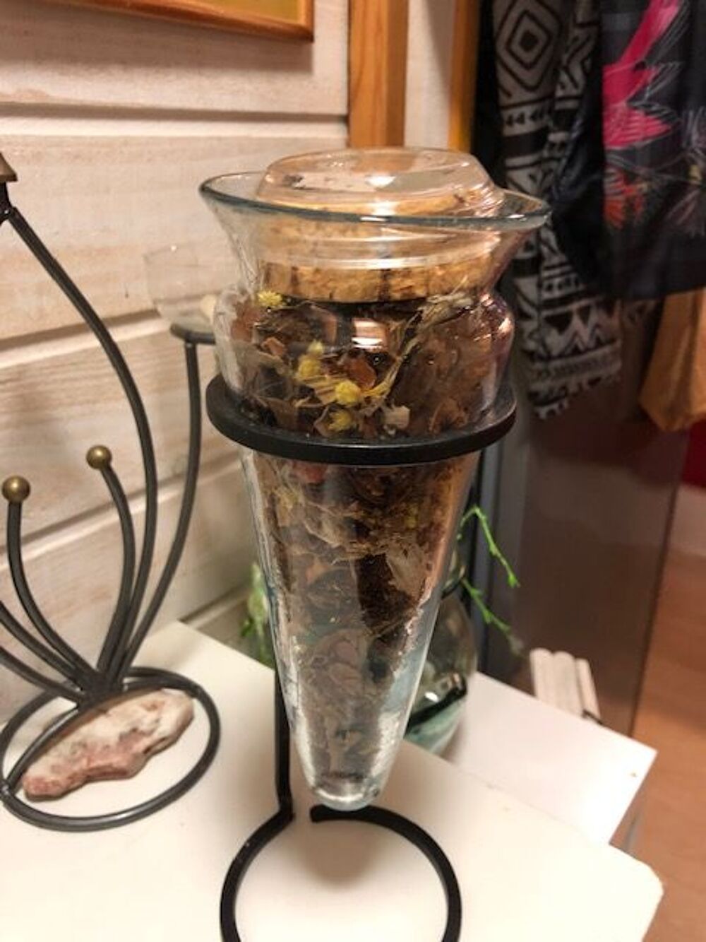 2 jarres coniques en verre avec support fer forg&eacute; Décoration