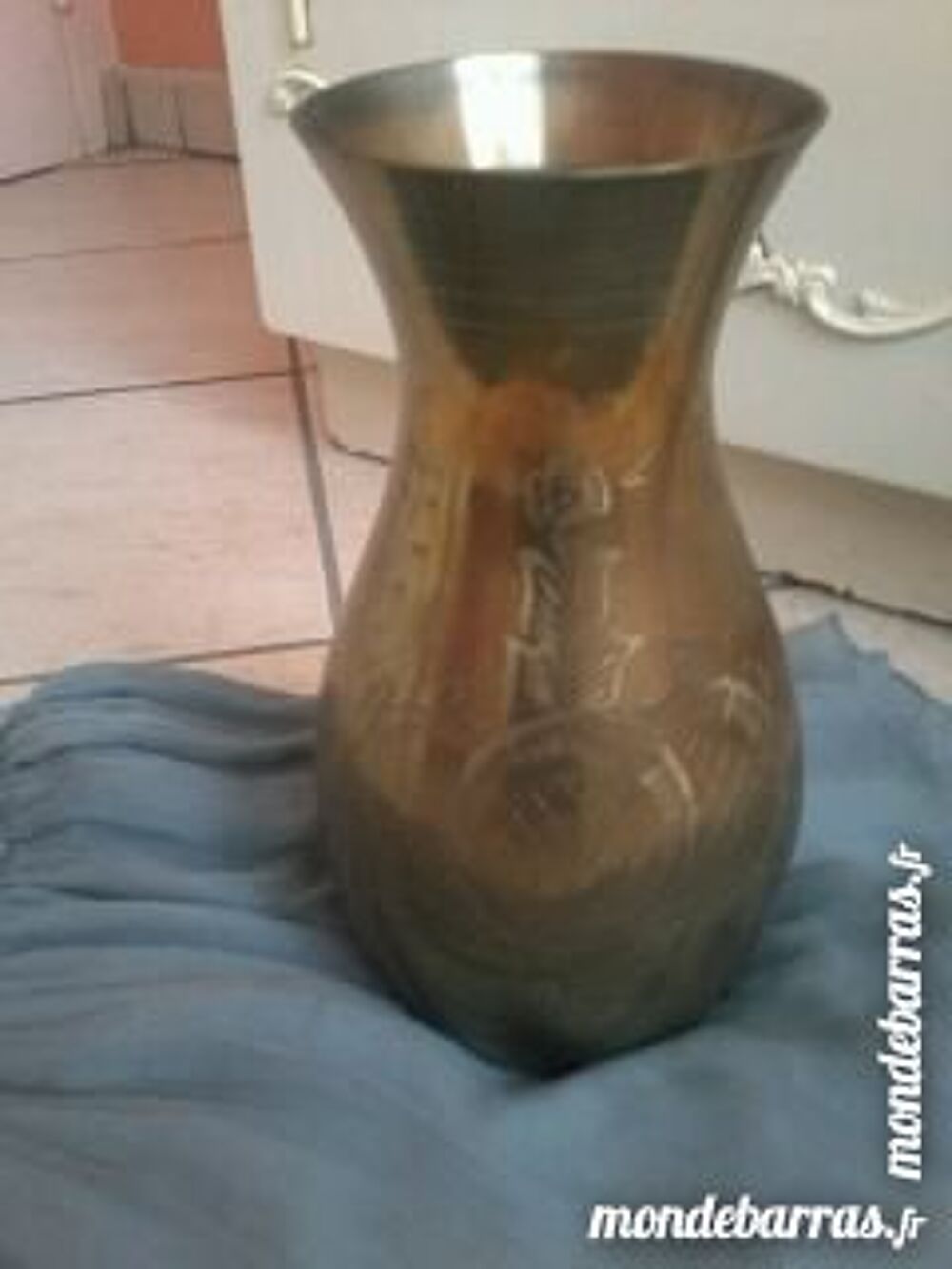 Vase en cuivre taill&eacute; dans un obus Dcoration