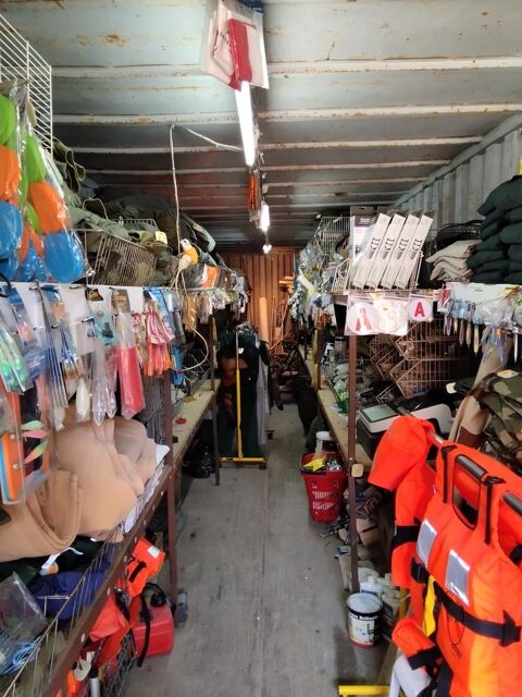 Tout le stock d un magasin de surplus militaire pche 5000 Aigues-Mortes (30)
