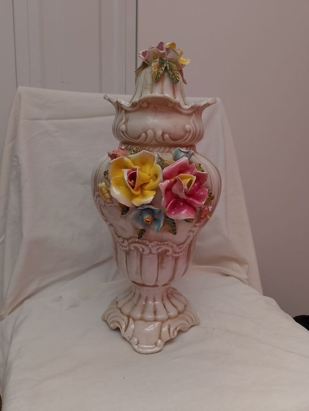 ce magnifique vase en porcelaine de style Rococo Décoration