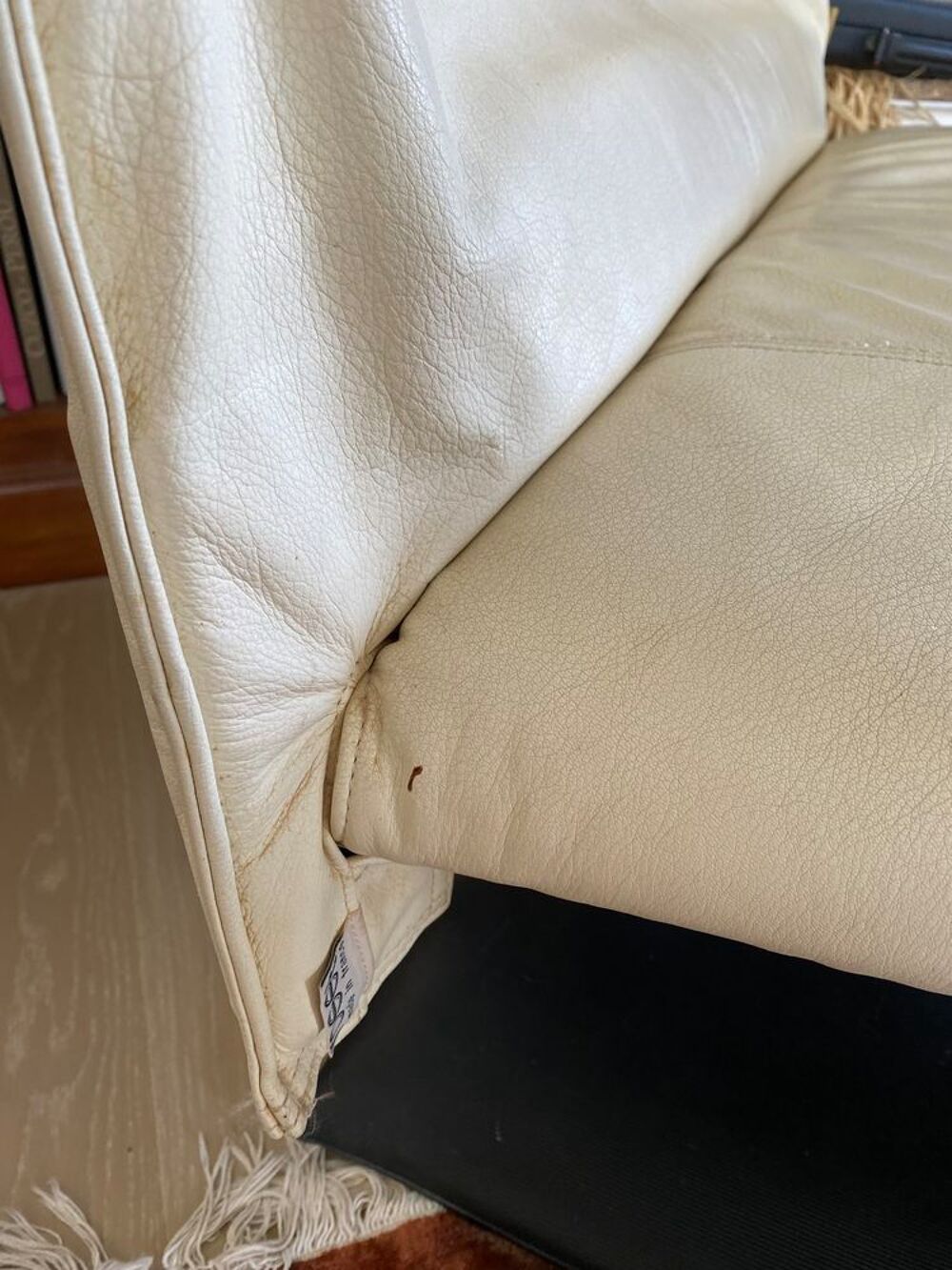 Fauteuil + repose-pieds "ZEN" cuir drap&eacute; blanc Ligne Roset Meubles