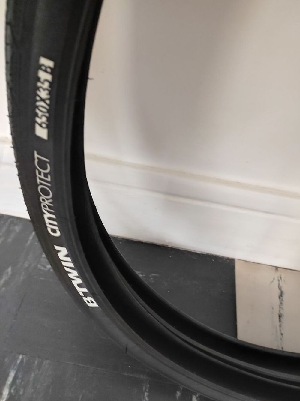 2 pneus v&eacute;lo neuf saint Etienne uniquement Vélos