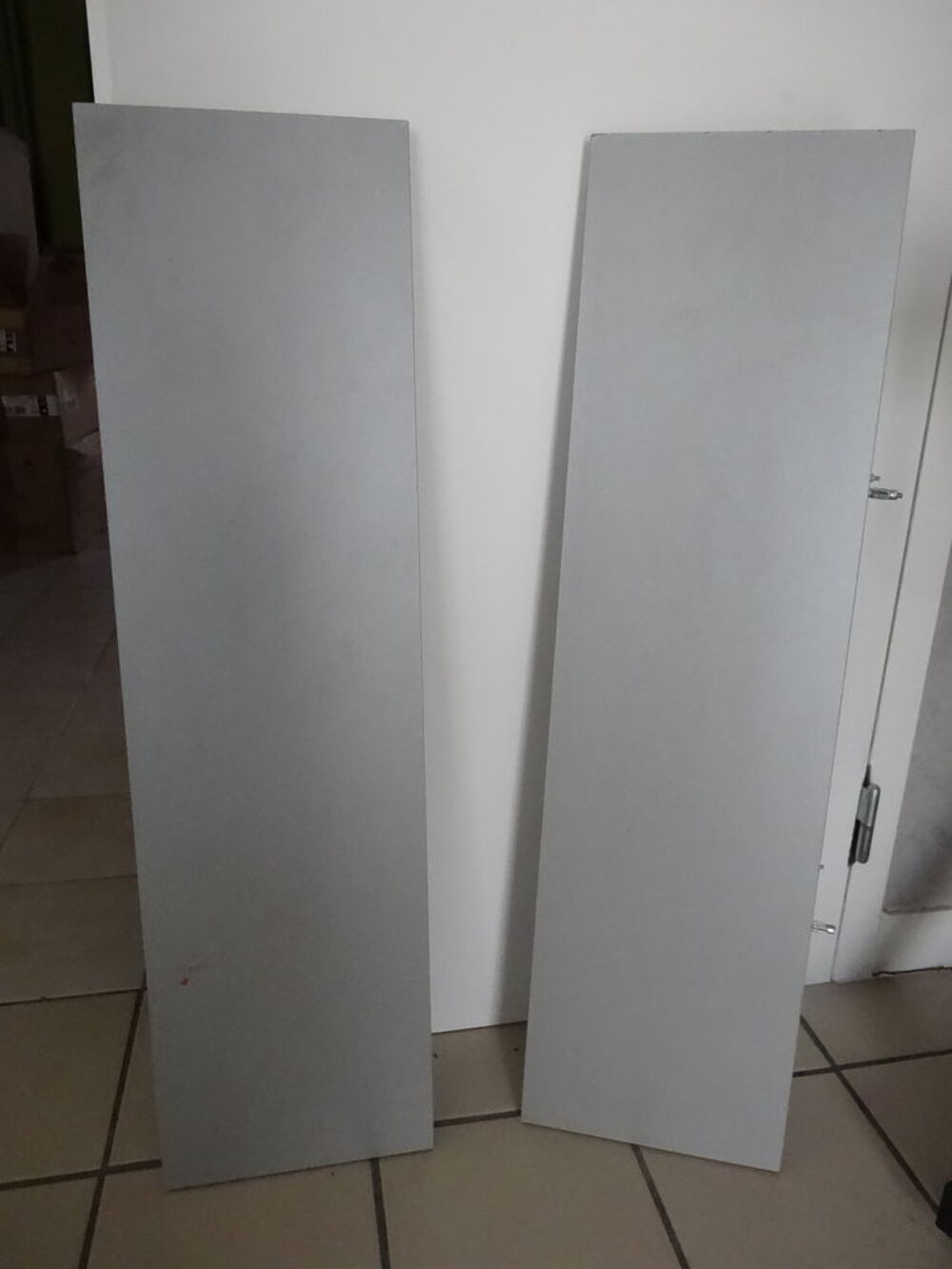 2 &eacute;tag&egrave;res grises Meubles