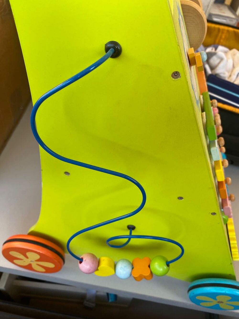 Trotteur / marcheur / pousseur en bois, id&eacute;al pour aider les Pu�riculture