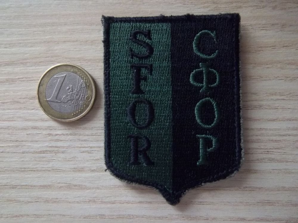 &eacute;cusson obsol&egrave;te !!! insigne militaire SFOR (vert et noir) 