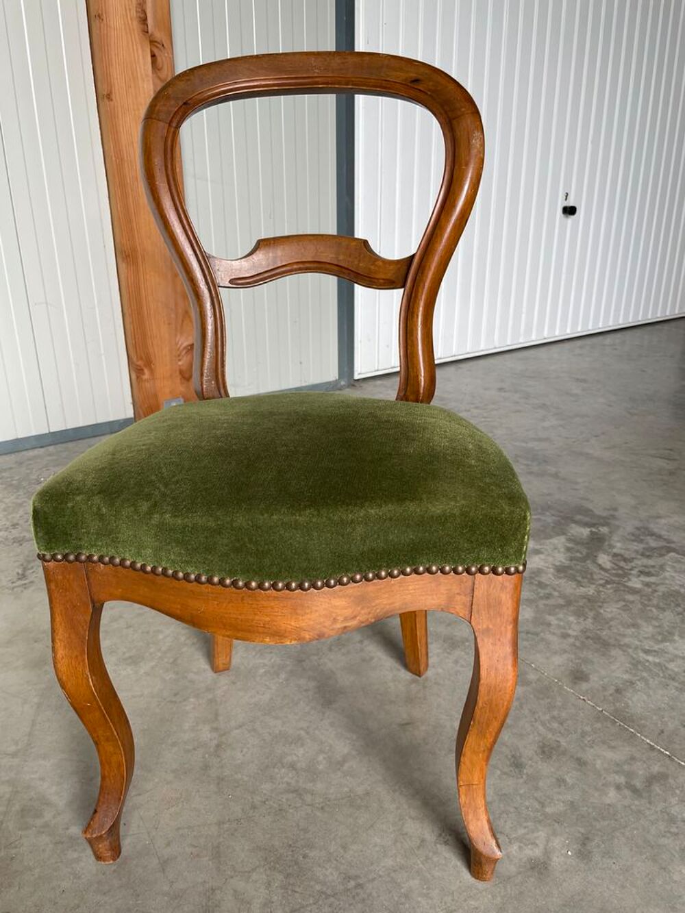 Chaise en bois assise en velours vert Meubles