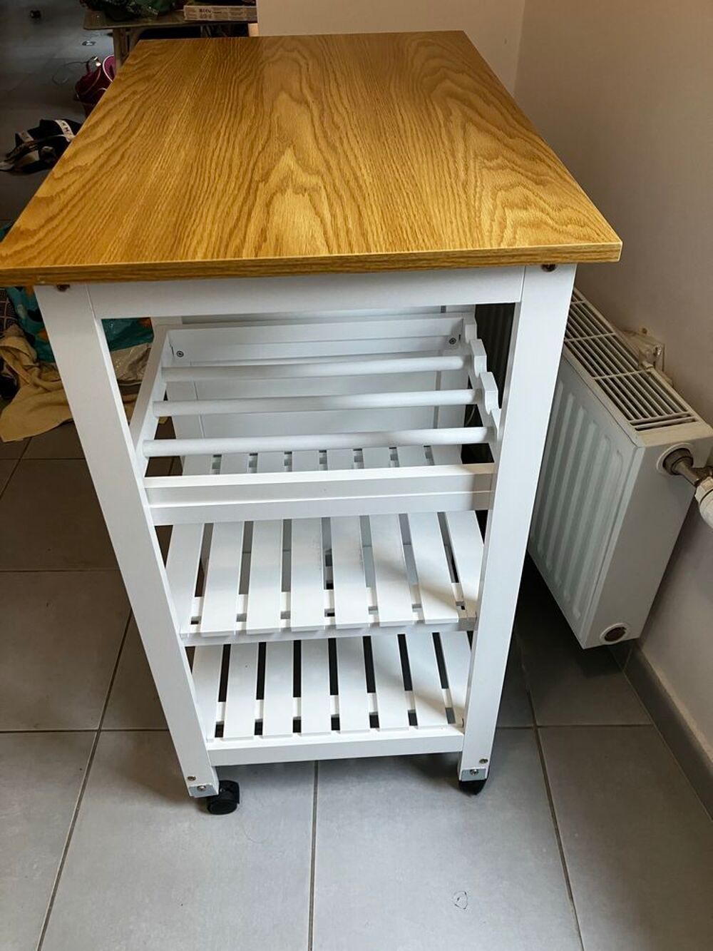 desserte &agrave; roulettes blanche rev&ecirc;tement imitation bois Meubles