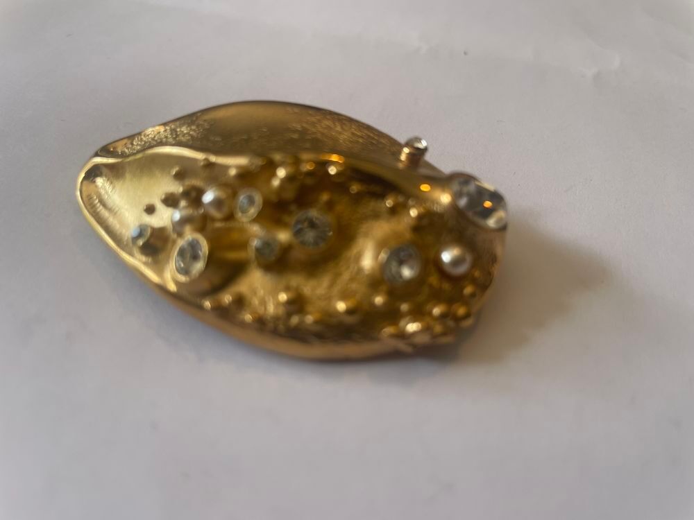 Broche coquillage dor&eacute; strass crystal Christian LACROIX Bijoux et montres