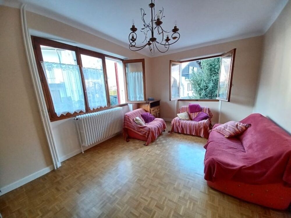 Vente Maison SAINT JEAN DE MAURIENNE Dans quartier résidentiel à proximité du centre ville Maison mitoyenne spacieuse de caractère 140 m2 + 2 belles terrasses et très agréable jardin privé et clos Saint-jean-de-maurienne