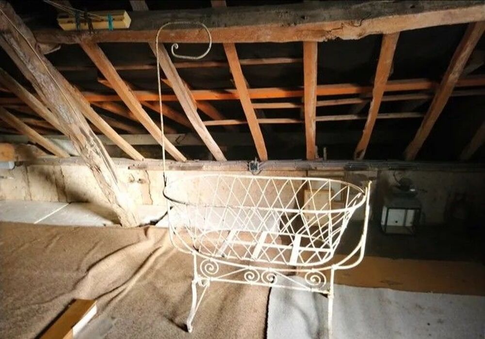 Berceau ancien en fer forg&eacute; blanc 
Mobilier enfants