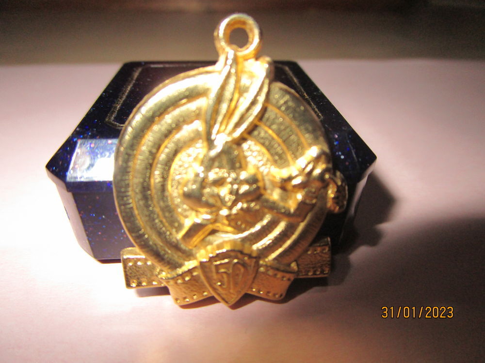 m&eacute;daille comm&eacute;morative anniversaire de BUGS BUNY WALT DISNEY Bijoux et montres