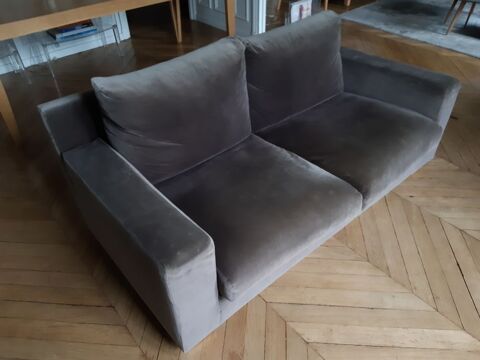Canap deux en velours gris Toile de Mayenne.
350 Paris 14 (75)
