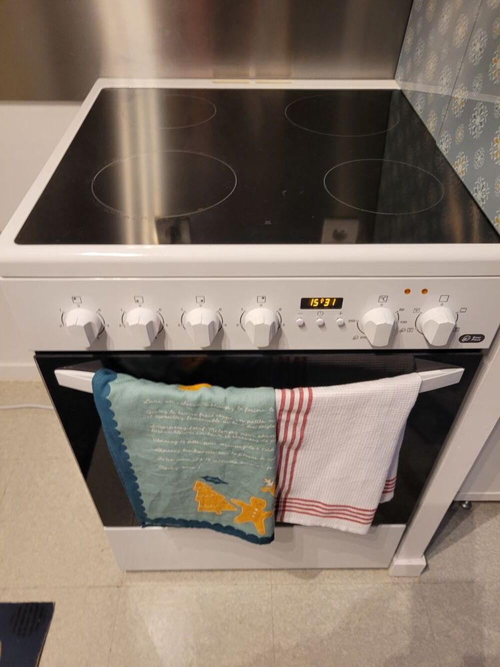 Cuisini&egrave;re Vitroc&eacute;ramique Faure 54L Electroménager