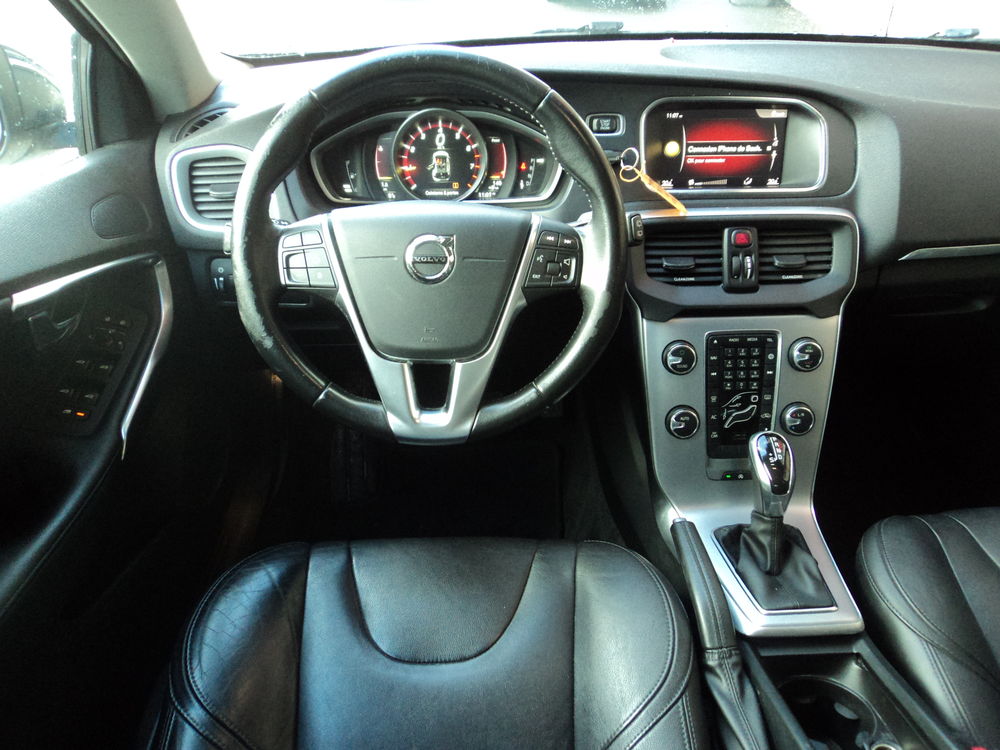 V40 T2 122 Geartronic 6 Inscription 2018 occasion 78610 Le Perray-en-Yvelines