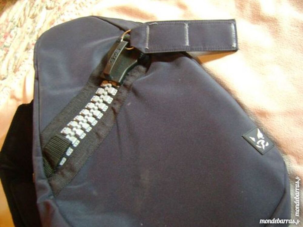 Sac &agrave; bandouli&egrave;re &agrave; scratch. Maroquinerie