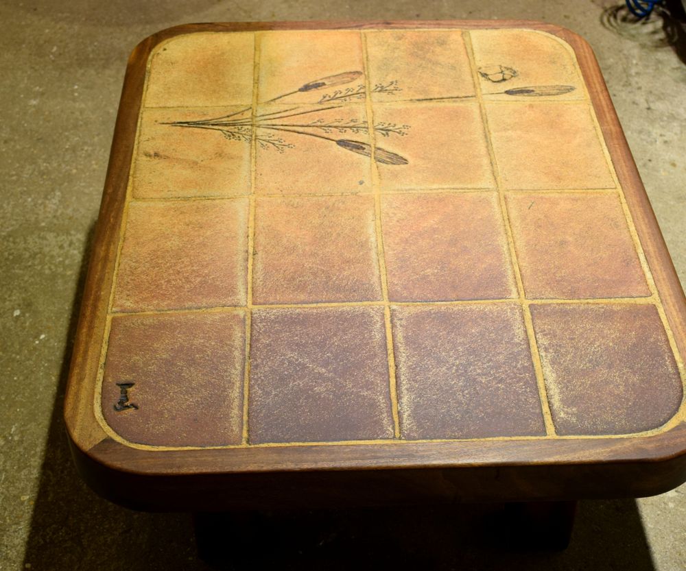 Table Basse type Rustique carrel&eacute;e ancienne. Floral. Sign&eacute;. Meubles
