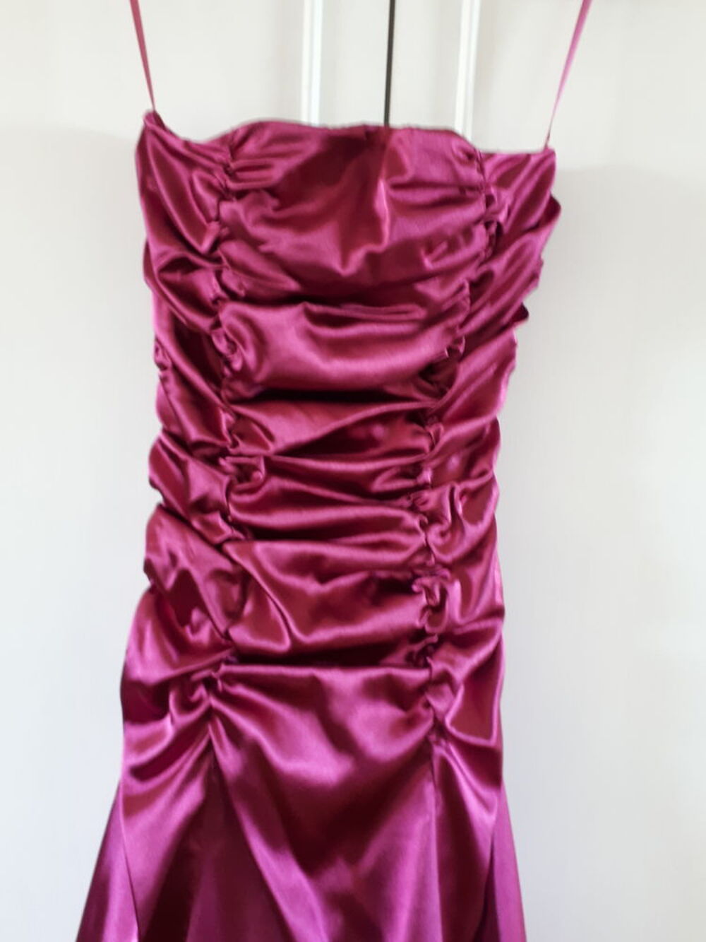 Robe c&eacute;r&eacute;monie originale et tr&egrave;s f&eacute;minine fuschia- 150 euros Vtements