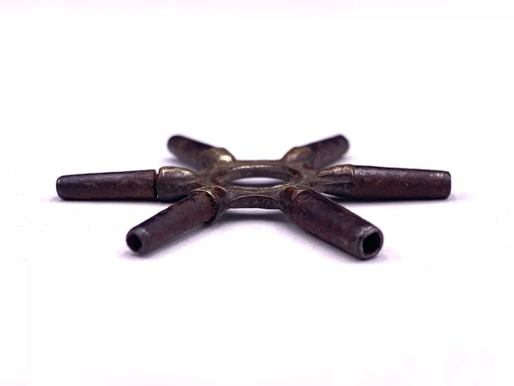 Ancienne cl&eacute; multiple en &eacute;toile pour montres de gousset 
