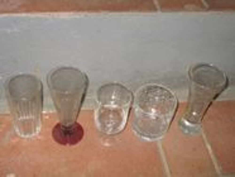 5 verres divers et autres collectionneurs ou cuisine Décoration