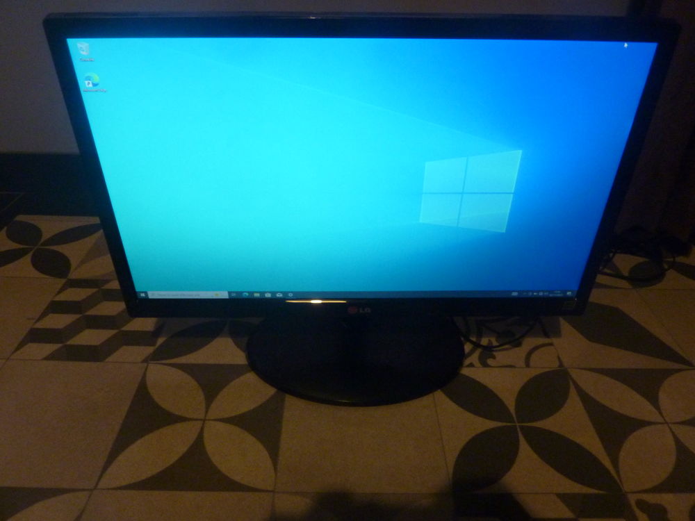 &Eacute;cran LG 22EN43T 22 Pouces Matériel informatique