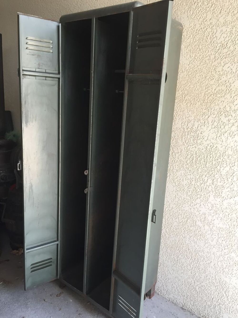 Armoire m&eacute;tallique noire double porte Meubles